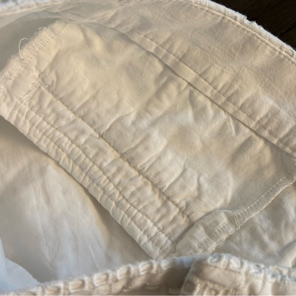 Banana Republic White Eyelet Shorts. Size 4. 100% Cotton. Inside hidden clasp - Picture 4 of 6